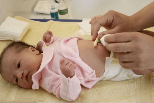 酷育兒│新手爸媽第一課 新生兒護理全攻略,你想要的洗澡 撫觸 臍帶護理全都有