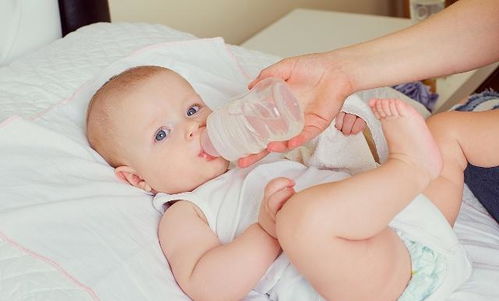 寶寶大便綠色有事嗎 新生兒四項特征,父母護理要謹慎