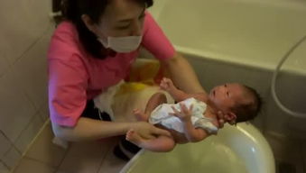 新生兒半個月沒洗澡,一個月后寶寶的情況,讓醫生束手無策