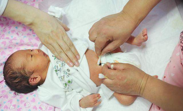 新生兒臍帶護(hù)理干貨知識(shí) 媽媽提前學(xué)習(xí)，護(hù)理時(shí)就不容易做錯(cuò)了